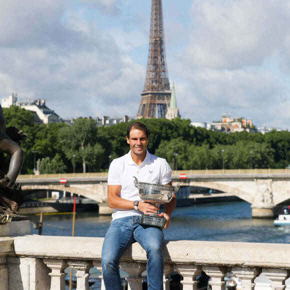 Rafael Nadal - Rafael Nadal pose avec la coupe des Mousquetaires sur le pont Alexandre III après sa 14ème victoire en finale du simple messieurs aux internationaux de France de tennis de Roland Garros à Paris, France, le 06 juin 2022. © Christophe Clovis / Bestimage.