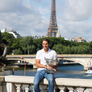 Rafael Nadal - Rafael Nadal pose avec la coupe des Mousquetaires sur le pont Alexandre III après sa 14ème victoire en finale du simple messieurs aux internationaux de France de tennis de Roland Garros à Paris, France, le 06 juin 2022. © Christophe Clovis / Bestimage.