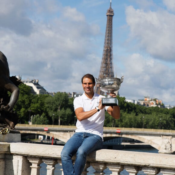 Rafael Nadal - Rafael Nadal pose avec la coupe des Mousquetaires sur le pont Alexandre III après sa 14ème victoire en finale du simple messieurs aux internationaux de France de tennis de Roland Garros à Paris, France, le 06 juin 2022. © Christophe Clovis / Bestimage.