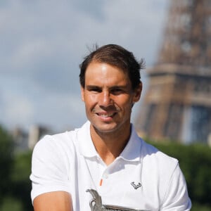 Rafael Nadal - Rafael Nadal pose avec la coupe des Mousquetaires sur le pont Alexandre III après sa 14ème victoire en finale du simple messieurs aux internationaux de France de tennis de Roland Garros à Paris, France, le 06 juin 2022. © Christophe Clovis / Bestimage.