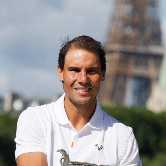 Rafael Nadal - Rafael Nadal pose avec la coupe des Mousquetaires sur le pont Alexandre III après sa 14ème victoire en finale du simple messieurs aux internationaux de France de tennis de Roland Garros à Paris, France, le 06 juin 2022. © Christophe Clovis / Bestimage.