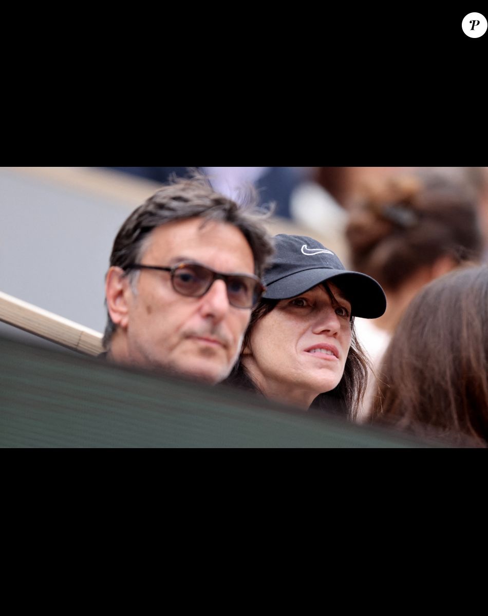 Charlotte Gainsbourg, son compagnon Yvan Attal dans les tribunes lors des Internationaux de France de Tennis de Roland Garros 2022. Paris, le 5 juin 2022. © Dominique Jacovides/Bestimage