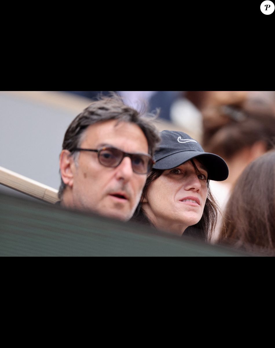 Charlotte Gainsbourg, son compagnon Yvan Attal dans les tribunes lors des Internationaux de France de Tennis de Roland Garros 2022. Paris, le 5 juin 2022. © Dominique Jacovides/Bestimage