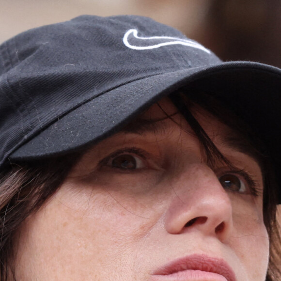 Charlotte Gainsbourg, son compagnon Yvan Attal dans les tribunes lors des Internationaux de France de Tennis de Roland Garros 2022. Paris, le 5 juin 2022. © Dominique Jacovides/Bestimage 