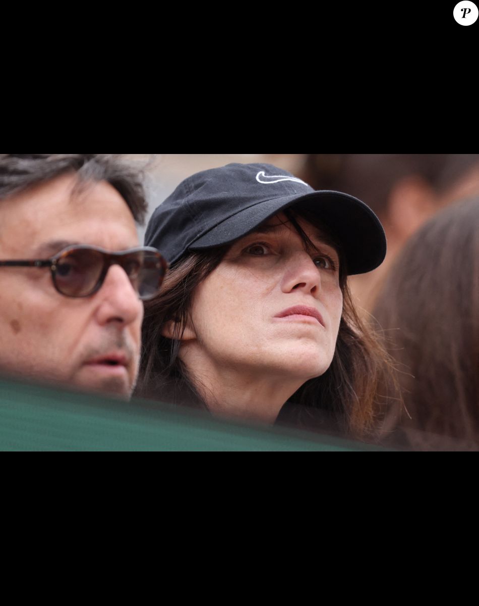 Charlotte Gainsbourg, son compagnon Yvan Attal dans les tribunes lors des Internationaux de France de Tennis de Roland Garros 2022. Paris, le 5 juin 2022. © Dominique Jacovides/Bestimage