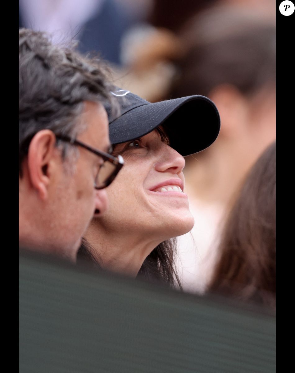 Charlotte Gainsbourg, son compagnon Yvan Attal dans les tribunes lors des Internationaux de France de Tennis de Roland Garros 2022. Paris, le 5 juin 2022. © Dominique Jacovides/Bestimage