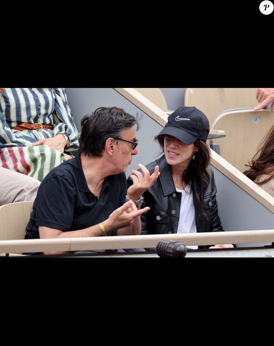 Charlotte Gainsbourg, son compagnon Yvan Attal dans les tribunes lors des Internationaux de France de Tennis de Roland Garros 2022. Paris, le 5 juin 2022. © Dominique Jacovides/Bestimage