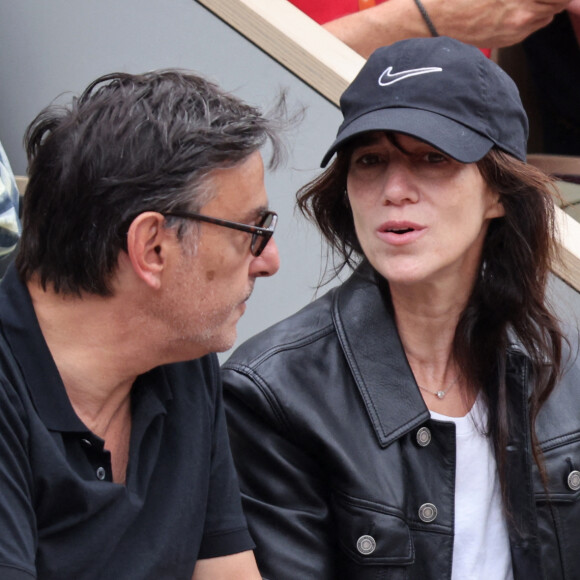 Charlotte Gainsbourg, son compagnon Yvan Attal dans les tribunes lors des Internationaux de France de Tennis de Roland Garros 2022. Paris © Dominique Jacovides/Bestimage 