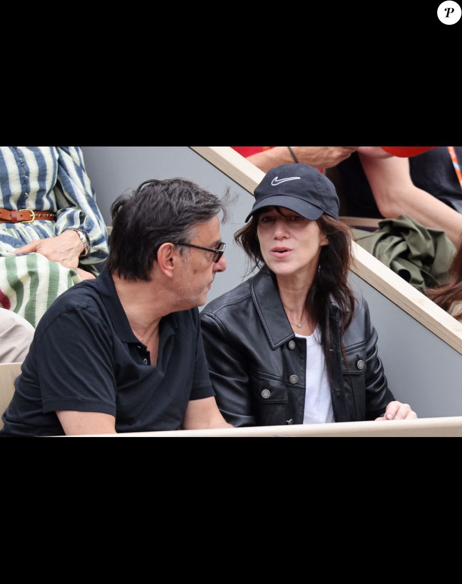 Charlotte Gainsbourg, son compagnon Yvan Attal dans les tribunes lors des Internationaux de France de Tennis de Roland Garros 2022. Paris © Dominique Jacovides/Bestimage