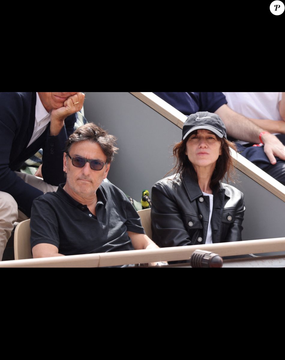 Charlotte Gainsbourg, son compagnon Yvan Attal dans les tribunes lors des Internationaux de France de Tennis de Roland Garros 2022. Paris, le 5 juin 2022. © Dominique Jacovides/Bestimage