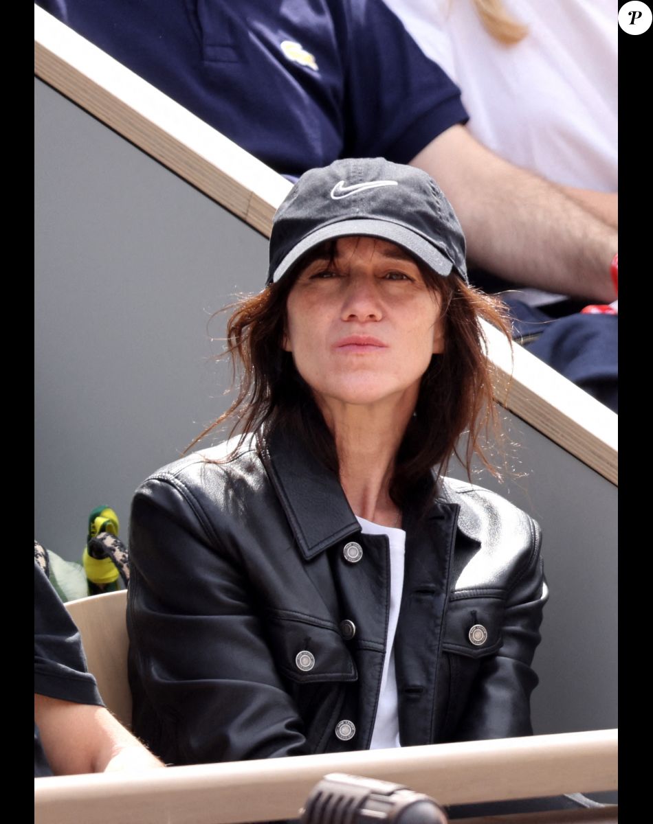 Charlotte Gainsbourg dans les tribunes lors des Internationaux de France de Tennis de Roland Garros 2022. Paris, le 5 juin 2022. © Dominique Jacovides/Bestimage