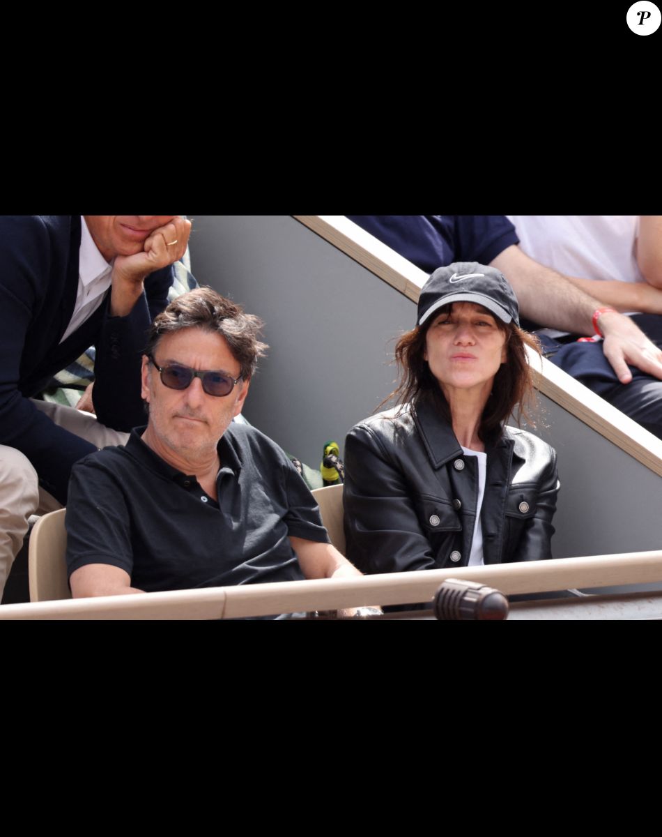 Charlotte Gainsbourg, son compagnon Yvan Attal dans les tribunes lors des Internationaux de France de Tennis de Roland Garros 2022. Paris, le 5 juin 2022. © Dominique Jacovides/Bestimage