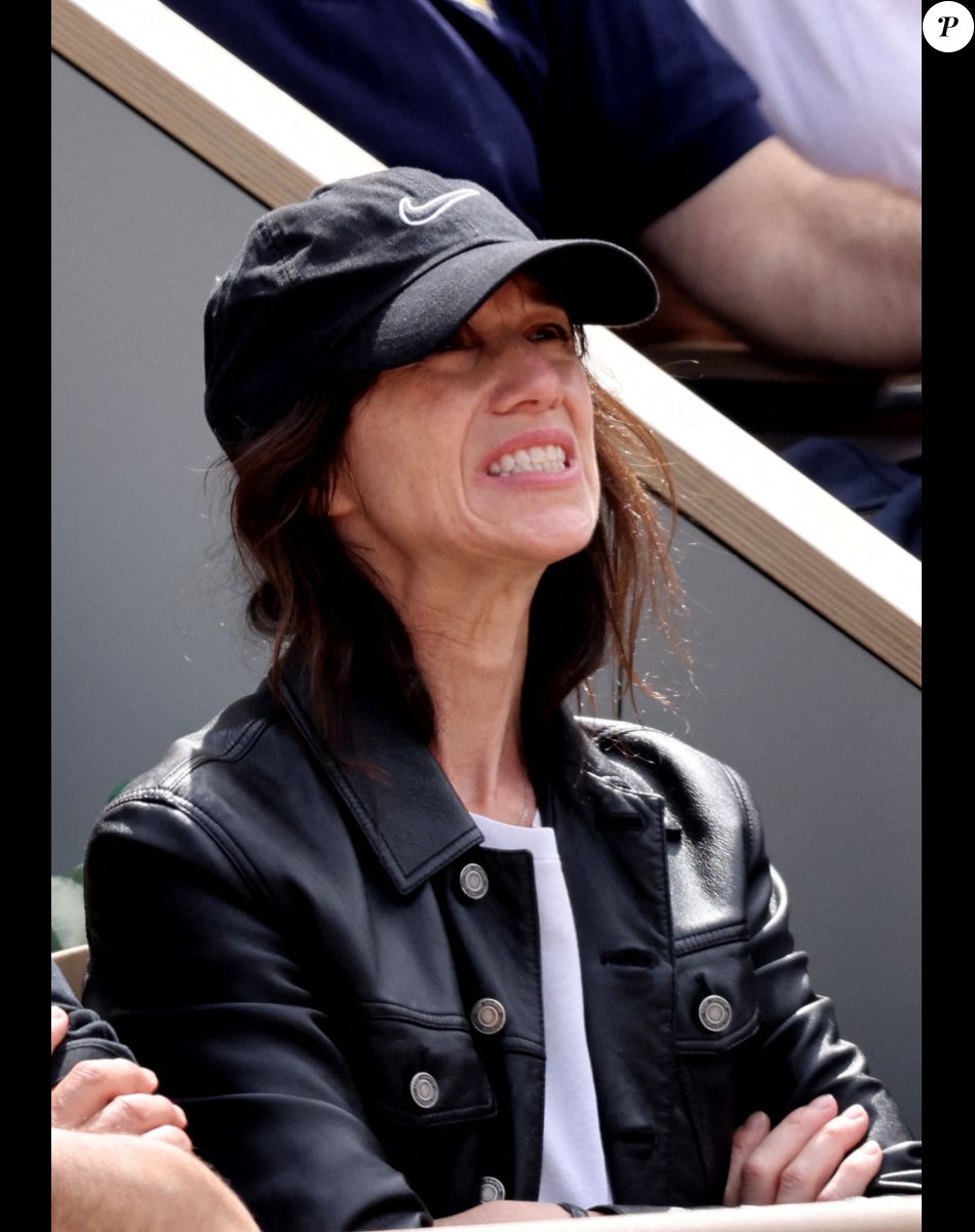 Charlotte Gainsbourg dans les tribunes lors des Internationaux de France de Tennis de Roland Garros 2022. Paris, le 5 juin 2022. © Dominique Jacovides/Bestimage
