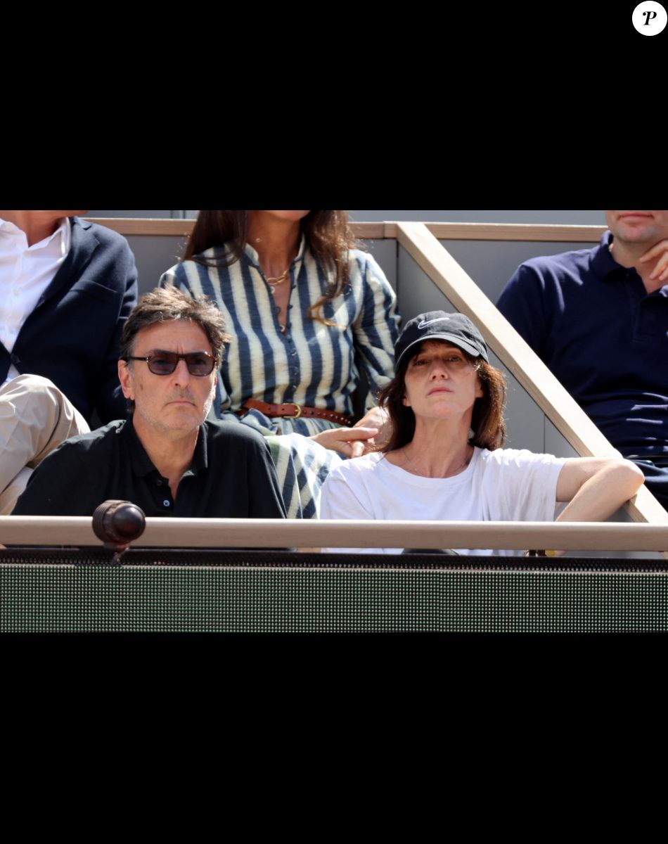 Charlotte Gainsbourg, son compagnon Yvan Attal dans les tribunes lors des Internationaux de France de Tennis de Roland Garros 2022. Paris, le 5 juin 2022. © Dominique Jacovides/Bestimage