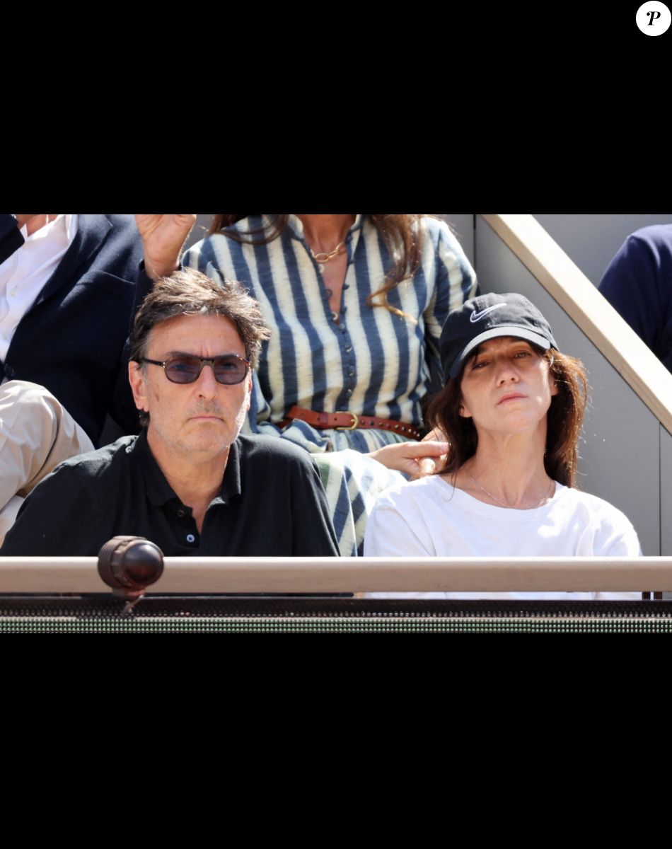 Charlotte Gainsbourg, son compagnon Yvan Attal dans les tribunes lors des Internationaux de France de Tennis de Roland Garros 2022. Paris, le 5 juin 2022. © Dominique Jacovides/Bestimage