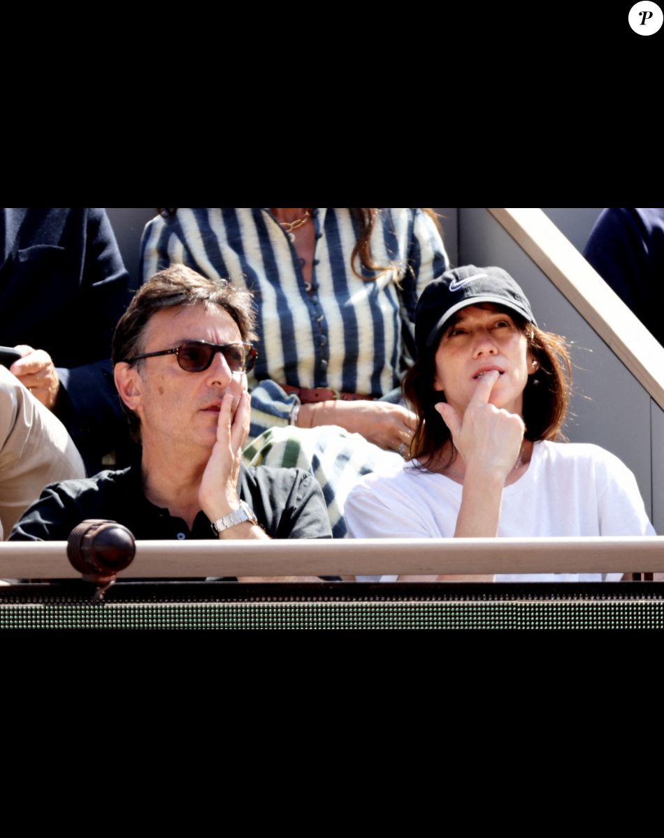 Charlotte Gainsbourg, son compagnon Yvan Attal dans les tribunes lors des Internationaux de France de Tennis de Roland Garros 2022. Paris, le 5 juin 2022. © Dominique Jacovides/Bestimage