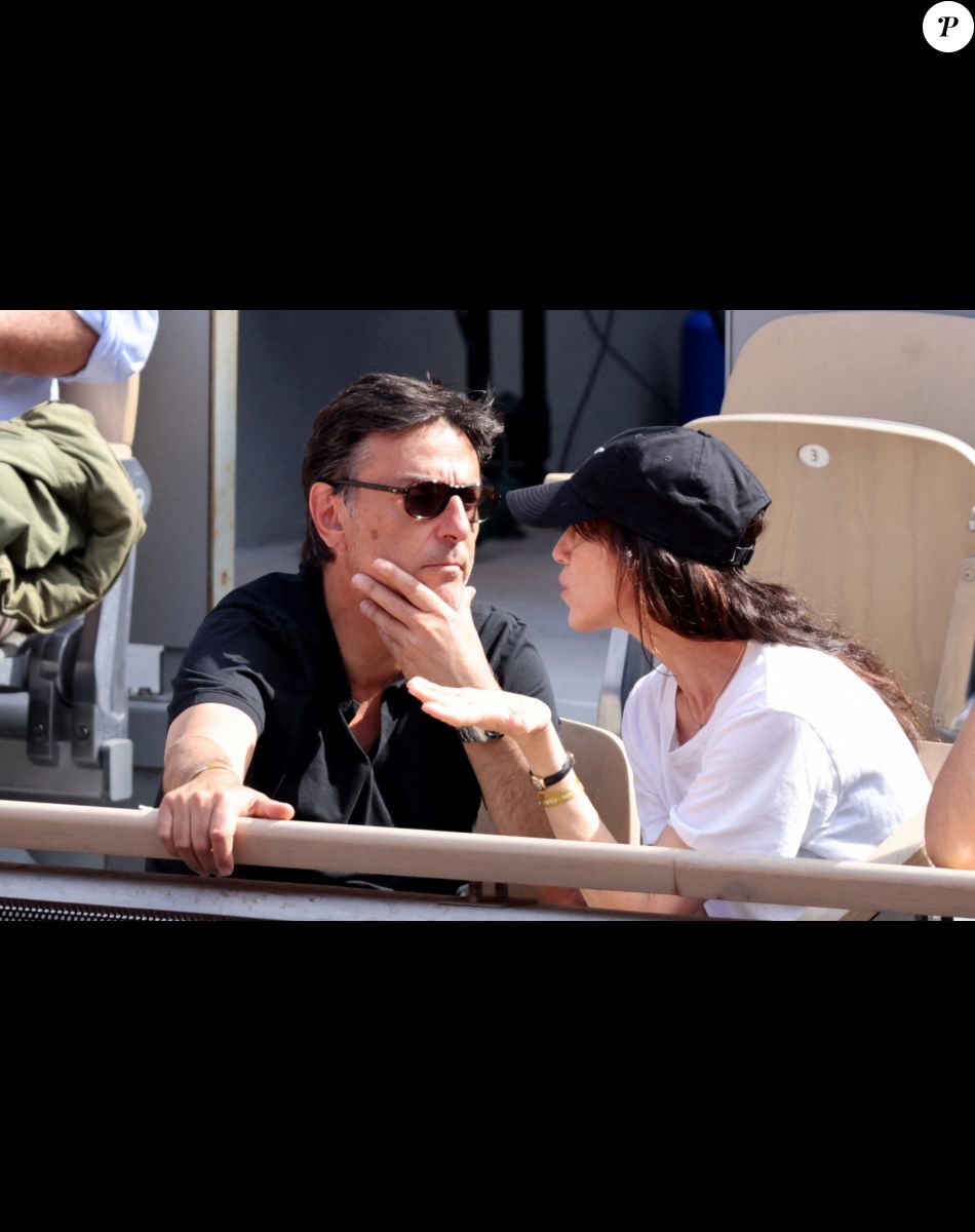 Charlotte Gainsbourg, son compagnon Yvan Attal dans les tribunes lors des Internationaux de France de Tennis de Roland Garros 2022. Paris, le 5 juin 2022. © Dominique Jacovides/Bestimage