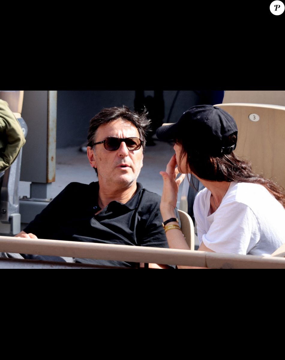 Charlotte Gainsbourg, son compagnon Yvan Attal dans les tribunes lors des Internationaux de France de Tennis de Roland Garros 2022. Paris, le 5 juin 2022. © Dominique Jacovides/Bestimage