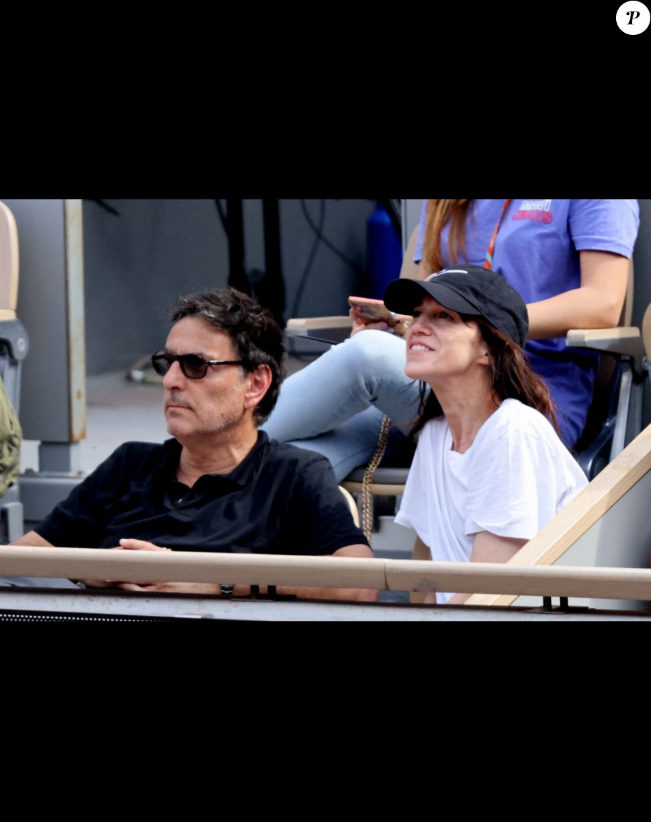 Charlotte Gainsbourg, son compagnon Yvan Attal dans les tribunes lors des Internationaux de France de Tennis de Roland Garros 2022. Paris, le 5 juin 2022. © Dominique Jacovides/Bestimage