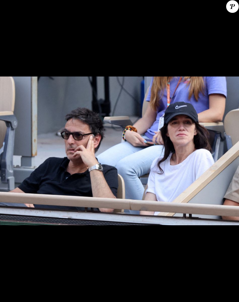 Charlotte Gainsbourg, son compagnon Yvan Attal dans les tribunes lors des Internationaux de France de Tennis de Roland Garros 2022. Paris, le 5 juin 2022. © Dominique Jacovides/Bestimage