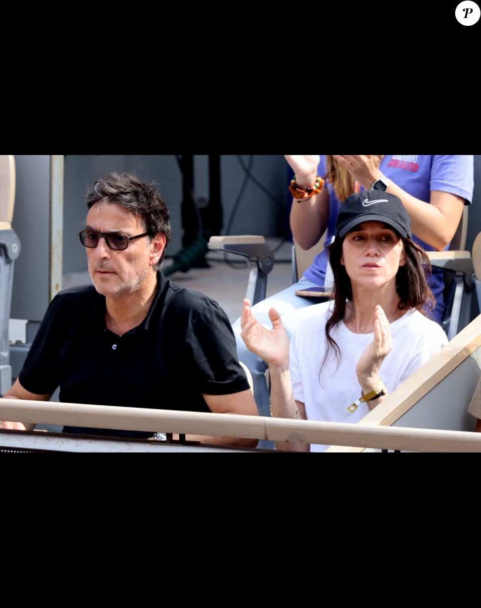 Charlotte Gainsbourg, son compagnon Yvan Attal dans les tribunes lors des Internationaux de France de Tennis de Roland Garros 2022. Paris, le 5 juin 2022. © Dominique Jacovides/Bestimage