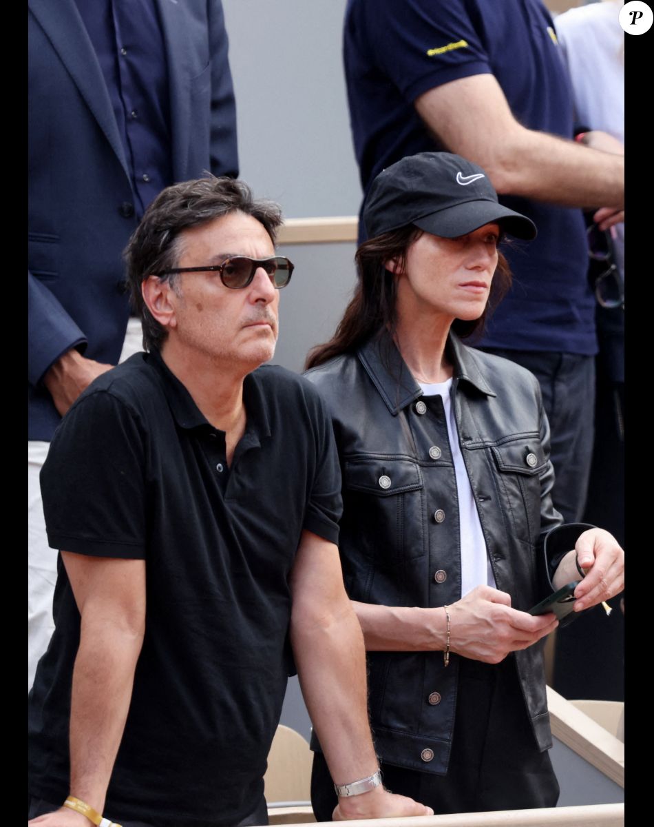 Charlotte Gainsbourg, son compagnon Yvan Attal dans les tribunes lors des Internationaux de France de Tennis de Roland Garros 2022. Paris, le 5 juin 2022. © Dominique Jacovides/Bestimage