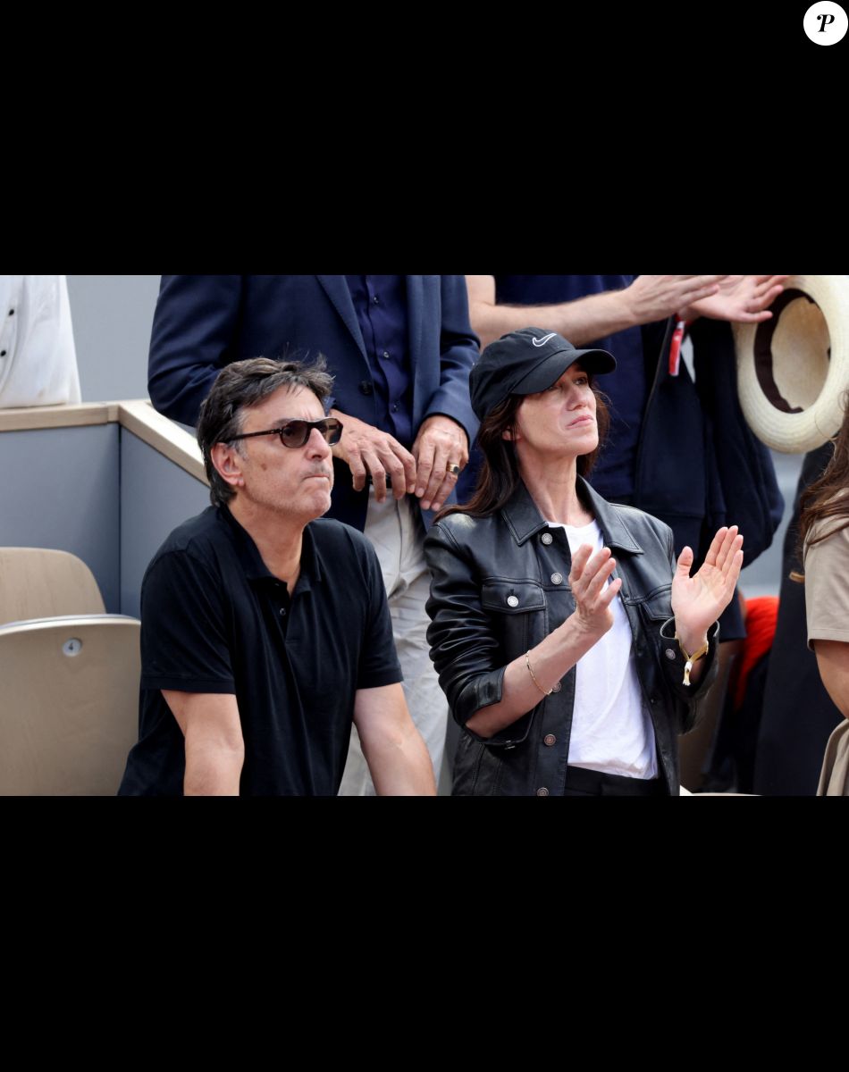 Charlotte Gainsbourg, son compagnon Yvan Attal dans les tribunes lors des Internationaux de France de Tennis de Roland Garros 2022. Paris, le 5 juin 2022. © Dominique Jacovides/Bestimage