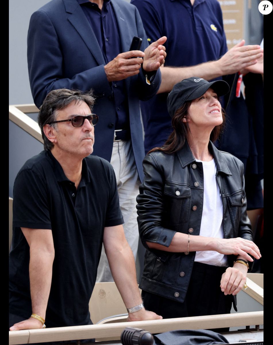 Charlotte Gainsbourg, son compagnon Yvan Attal dans les tribunes lors des Internationaux de France de Tennis de Roland Garros 2022. Paris, le 5 juin 2022. © Dominique Jacovides/Bestimage