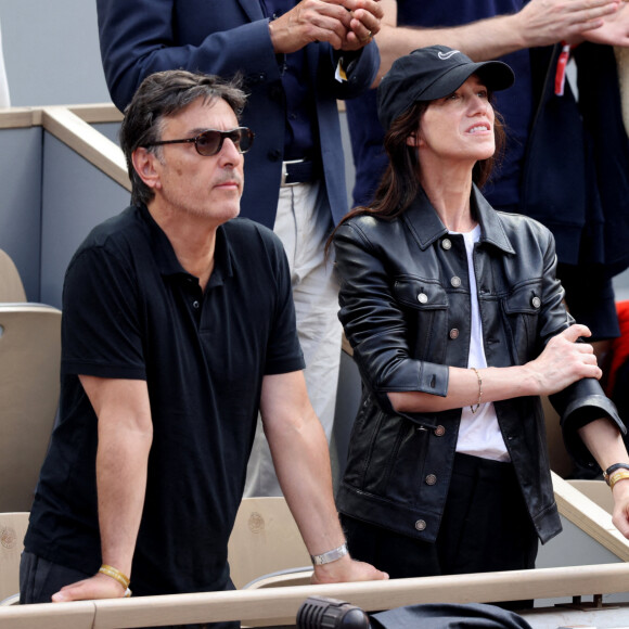Charlotte Gainsbourg, son compagnon Yvan Attal dans les tribunes lors des Internationaux de France de Tennis de Roland Garros 2022. Paris, le 5 juin 2022. © Dominique Jacovides/Bestimage 