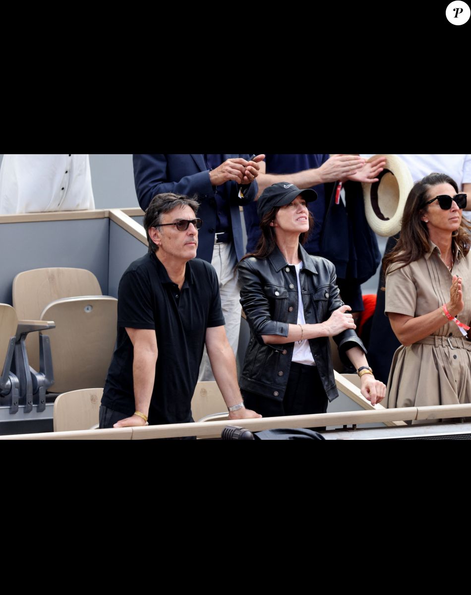 Charlotte Gainsbourg, son compagnon Yvan Attal dans les tribunes lors des Internationaux de France de Tennis de Roland Garros 2022. Paris, le 5 juin 2022. © Dominique Jacovides/Bestimage
