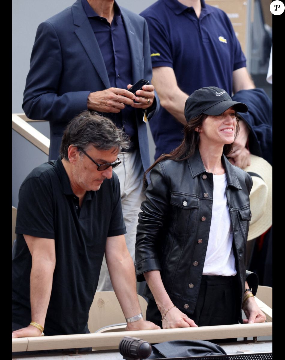 Charlotte Gainsbourg, son compagnon Yvan Attal dans les tribunes lors des Internationaux de France de Tennis de Roland Garros 2022. Paris, le 5 juin 2022. © Dominique Jacovides/Bestimage