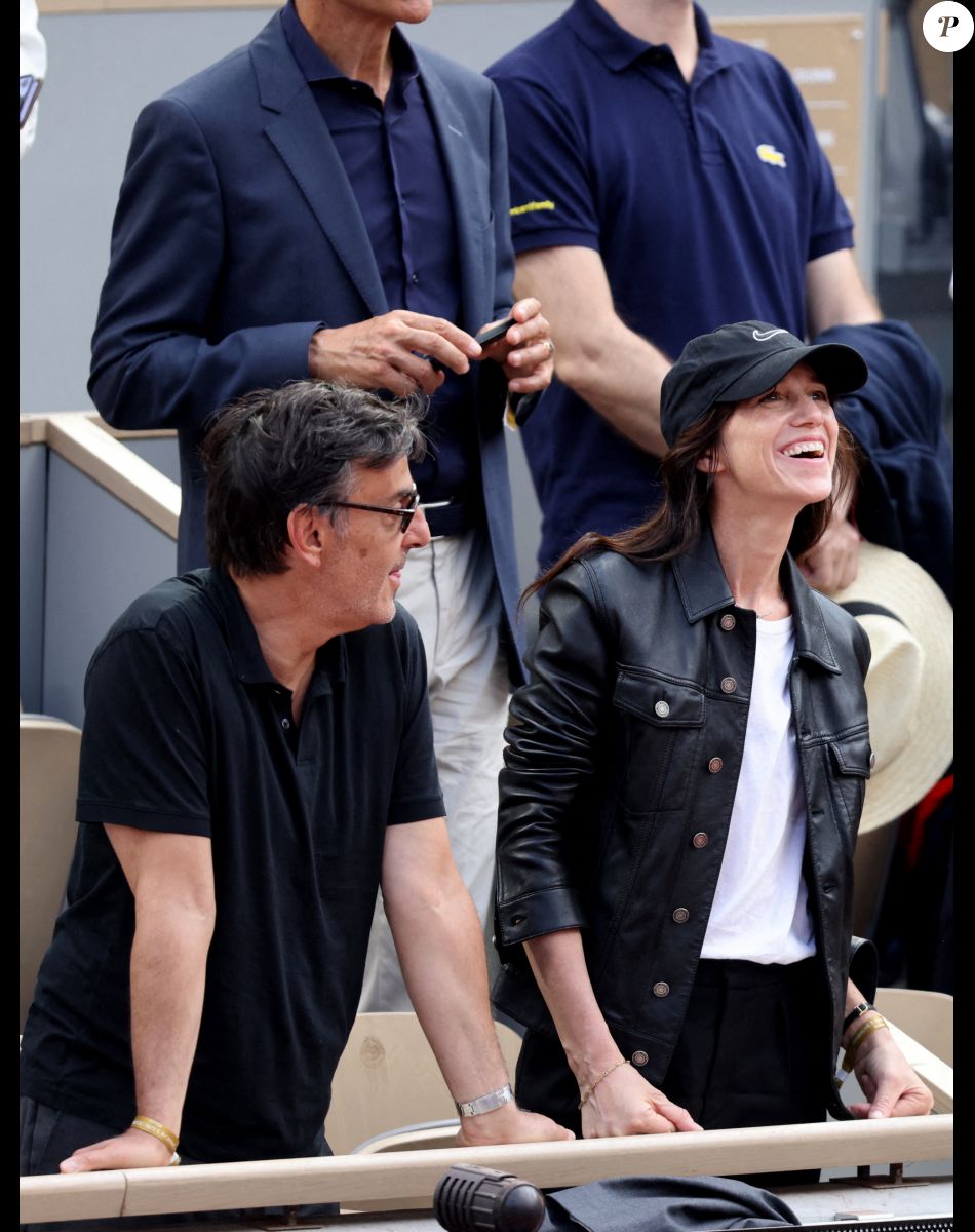 Charlotte Gainsbourg, son compagnon Yvan Attal dans les tribunes lors des Internationaux de France de Tennis de Roland Garros 2022. Paris, le 5 juin 2022. © Dominique Jacovides/Bestimage