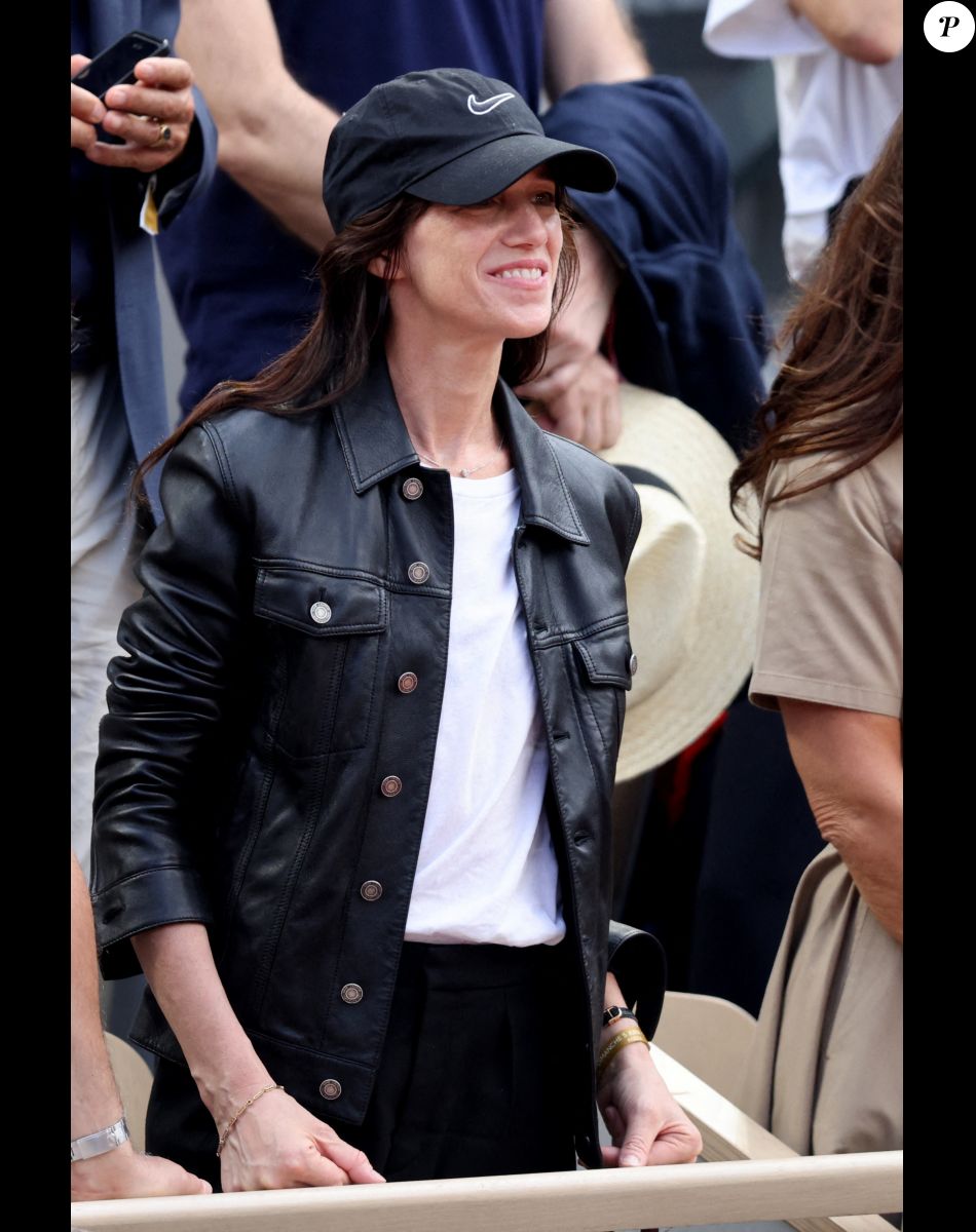 Charlotte Gainsbourg dans les tribunes lors des Internationaux de France de Tennis de Roland Garros 2022. Paris, le 5 juin 2022. © Dominique Jacovides/Bestimage