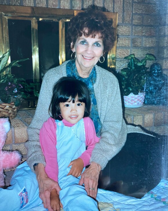 Shay Mitchell et sa grand-mère, publication Instagram du 31 janvier 2022.