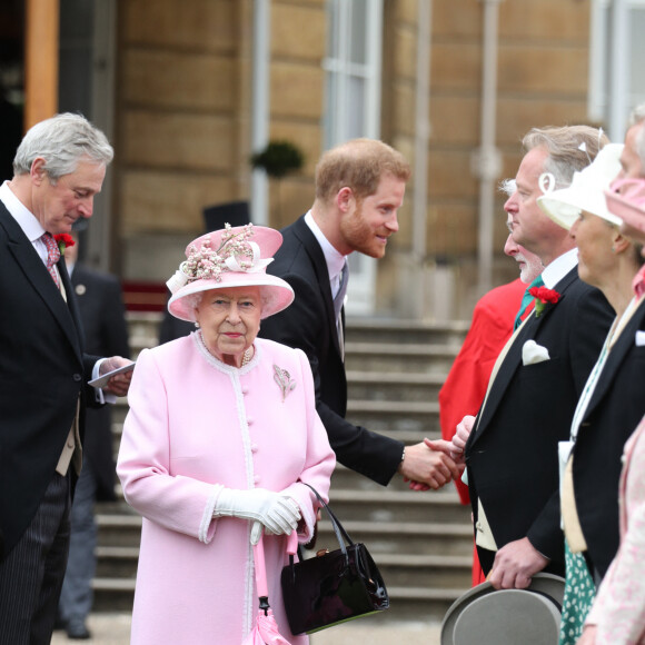 La reine Elisabeth II d Angleterre donne une garden party à Buckingham Palace en présence du prince Harry. Londres. Le 29 mai 2019. 