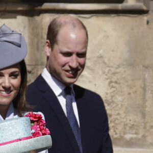 Le prince Harry, duc de Sussex, Zara Tindall, Mike Tindall, le prince William, duc de Cambridge, et Catherine (Kate) Middleton, duchesse de Cambridge, le prince Andrew, duc d'York, et la reine Elisabeth II d'Angleterre, arrivent pour assister à la messe de Pâques à la chapelle Saint-Georges du château de Windsor, le 21 avril 2119. 