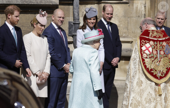 Le prince Harry, duc de Sussex, Zara Tindall, Mike Tindall, le prince William, duc de Cambridge, et Catherine (Kate) Middleton, duchesse de Cambridge, le prince Andrew, duc d'York, et la reine Elisabeth II d'Angleterre, arrivent pour assister à la messe de Pâques à la chapelle Saint-Georges du château de Windsor, le 21 avril 2119. 