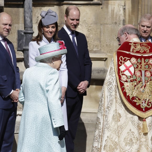 Le prince Harry, duc de Sussex, Zara Tindall, Mike Tindall, le prince William, duc de Cambridge, et Catherine (Kate) Middleton, duchesse de Cambridge, le prince Andrew, duc d'York, et la reine Elisabeth II d'Angleterre, arrivent pour assister à la messe de Pâques à la chapelle Saint-Georges du château de Windsor, le 21 avril 2119. 