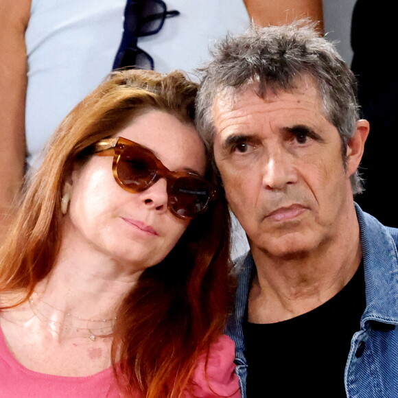 Julien Clerc avec sa femme Hélène Grémillon en tribune (jour 14) lors des Internationaux de France de Tennis de Roland Garros 2022 à Paris, France, le 4 juin 2022. © Dominique Jacovides/Bestimage 