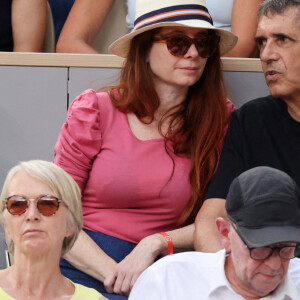 Julien Clerc avec sa femme Hélène Grémillon et leur fils Léonard en tribune (jour 14) lors des Internationaux de France de Tennis de Roland Garros 2022 à Paris, France, le 4 juin 2022. © Dominique Jacovides/Bestimage 