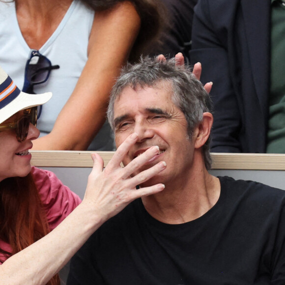 Julien Clerc avec sa femme Hélène Grémillon en tribune (jour 14) lors des Internationaux de France de Tennis de Roland Garros 2022 à Paris, France, le 4 juin 2022. © Dominique Jacovides/Bestimage 
