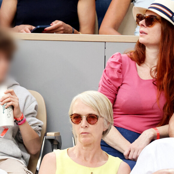 Julien Clerc avec sa femme Hélène Grémillon et leur fils Léonard en tribune (jour 14) lors des Internationaux de France de Tennis de Roland Garros 2022 à Paris, France, le 4 juin 2022. © Dominique Jacovides/Bestimage 