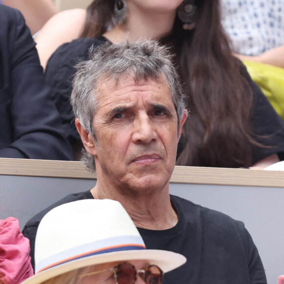 Julien Clerc avec sa femme Hélène Grémillon en tribune (jour 14) lors des Internationaux de France de Tennis de Roland Garros 2022 à Paris, France, le 4 juin 2022. © Dominique Jacovides/Bestimage 