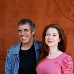 Julien Clerc avec sa femme Hélène Grémillon au village (jour 14) lors des Internationaux de France de Tennis de Roland Garros 2022 à Paris, France, le 4 juin 2022. © Dominique Jacovides/Bestimage 