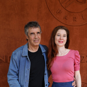 Julien Clerc avec sa femme Hélène Grémillon au village (jour 14) lors des Internationaux de France de Tennis de Roland Garros 2022 à Paris, France, le 4 juin 2022. © Dominique Jacovides/Bestimage 