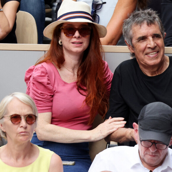 Julien Clerc avec sa femme Hélène Grémillon et leur fils Léonard en tribune (jour 14) lors des Internationaux de France de Tennis de Roland Garros 2022 à Paris, France, le 4 juin 2022. © Dominique Jacovides/Bestimage 