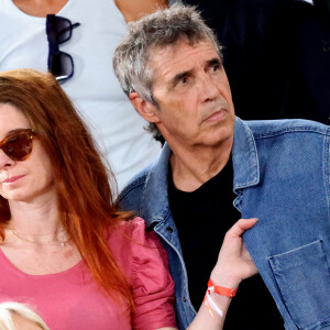 Julien Clerc avec sa femme Hélène Grémillon en tribune (jour 14) lors des Internationaux de France de Tennis de Roland Garros 2022 à Paris, France, le 4 juin 2022. © Dominique Jacovides/Bestimage 