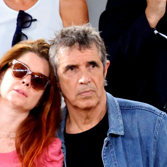 Julien Clerc avec sa femme Hélène Grémillon en tribune (jour 14) lors des Internationaux de France de Tennis de Roland Garros 2022 à Paris, France, le 4 juin 2022. © Dominique Jacovides/Bestimage 