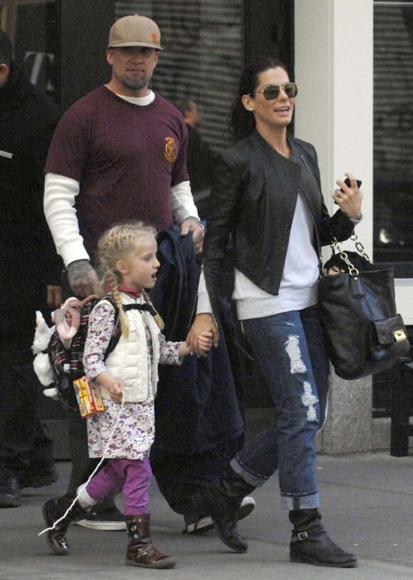 Sandra Bullock et Jesse James avec la petite Sunny à New York, le 18 novembre 2009 !