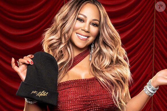 Images de la vidéo spéciale Noël de Mariah Carey. Elle porte une robe Dolce and Gabbana à perles dorées aux dires de la chanteuse "pesait entre 60 et 70 livres".
